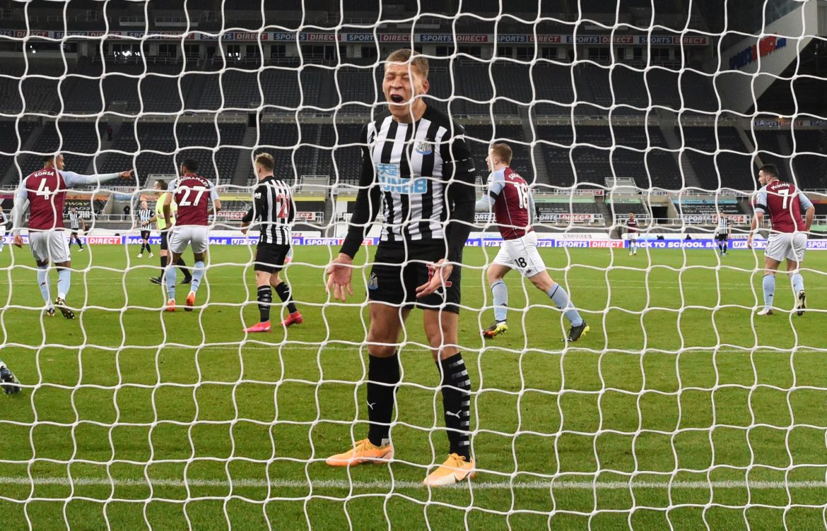 Gayle to sign 3-year Newcastle contract